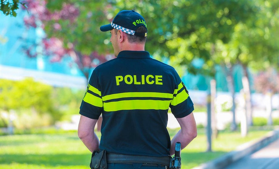 მოქალაქემ პატრულის თანამშრომელი ყელის არეში დაჭრა